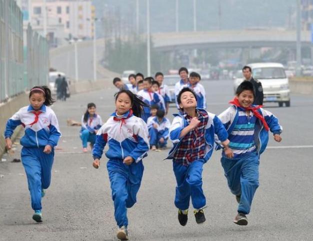 上海一女孩上学太磨蹭,上海上学迟到磨叽的小朋友