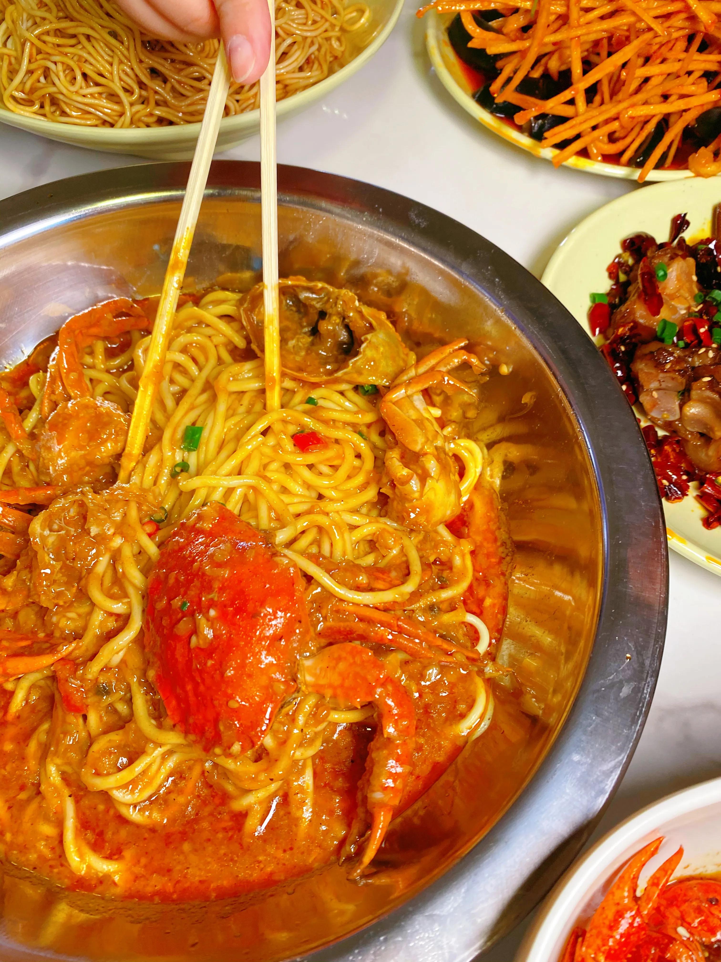 没想到西安这家饭店，把虾做出了各种“花”，排队吃虾人真多