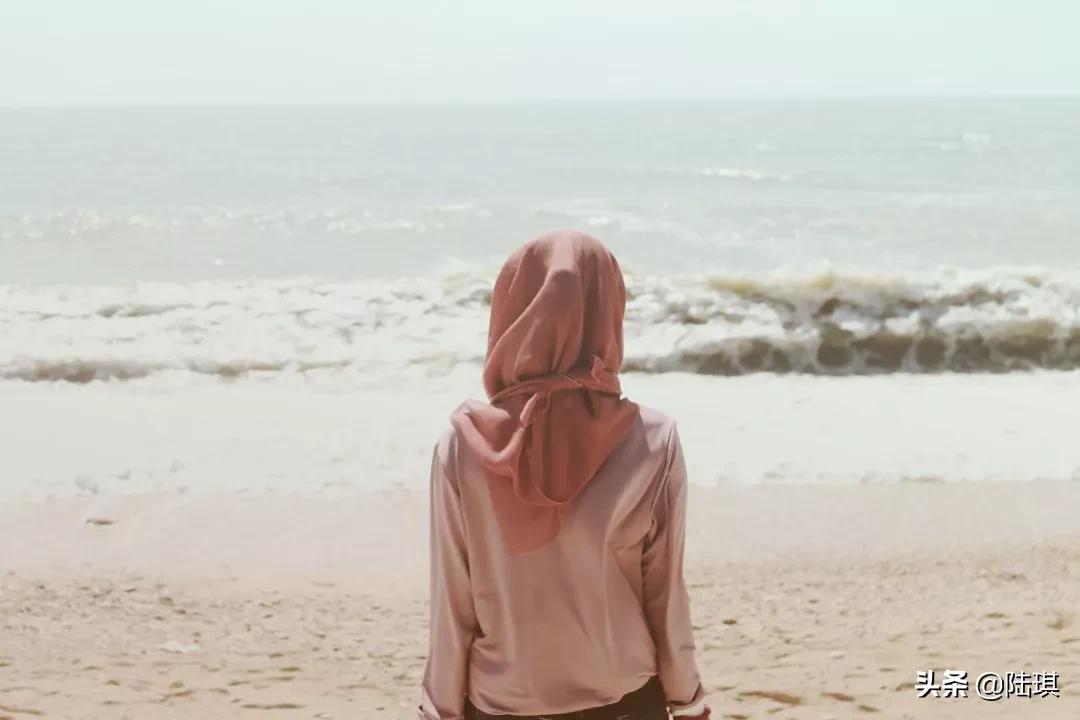 当一段感情走到尽头就该坦然放手,好的感情一定是专一且忠诚的