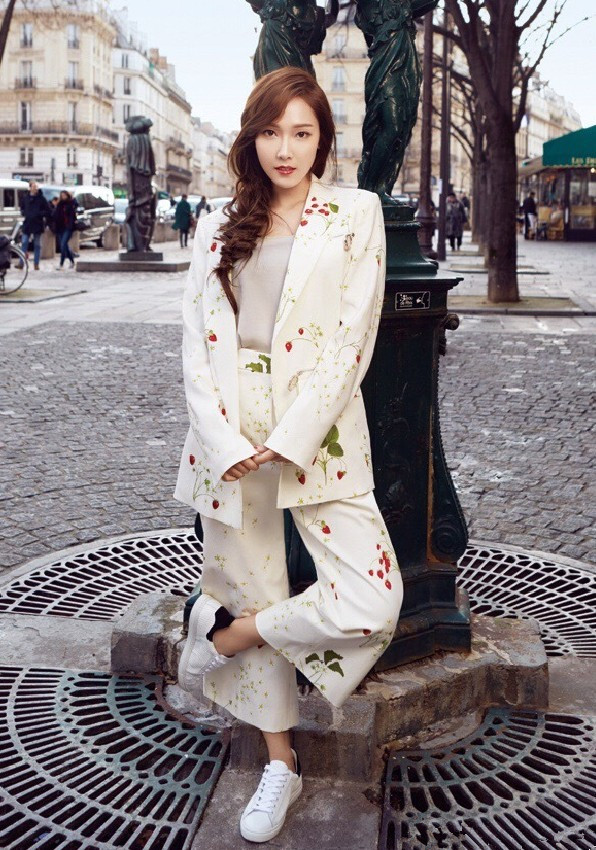 郑秀妍系了皮带还要系一条麻绳,把裤裙穿成披风,也是很个性了!