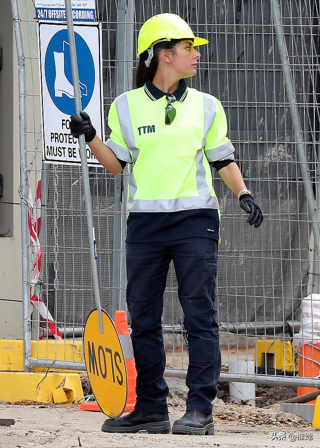 21岁美女,月薪5万的高一辍学生,是一名工地交通协管员