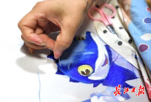 “兵兵”跃上汉绣展荆楚风韵,汉绣非遗传承人自创50幅作品迎军运