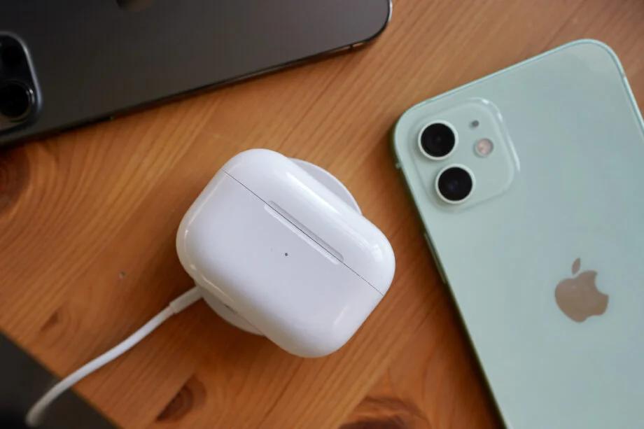 苹果再亮剑，iPhone12加速跌至新低价，网友：还是太贵