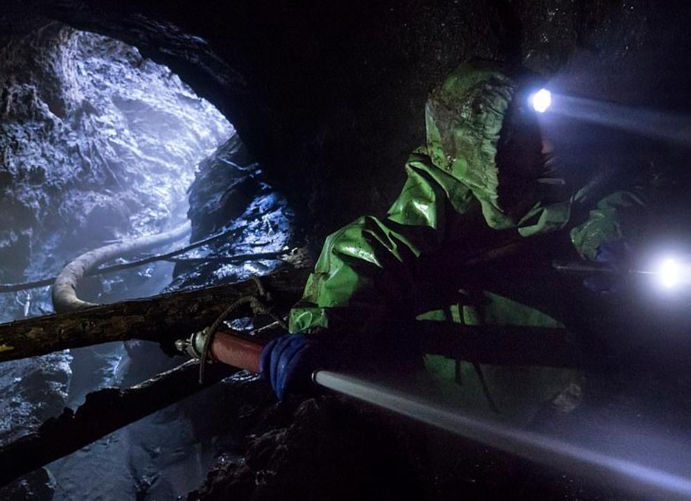 中国挖掘猛犸象牙,战斗民族挖到冰面