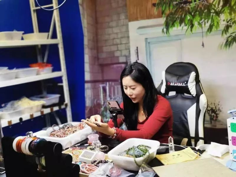 闻名世界！从提篮小卖到“流浪地球”，这，就是东海水晶