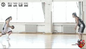 进攻犯规和防守犯规的姿势及讲解,什么是进攻什么是防守