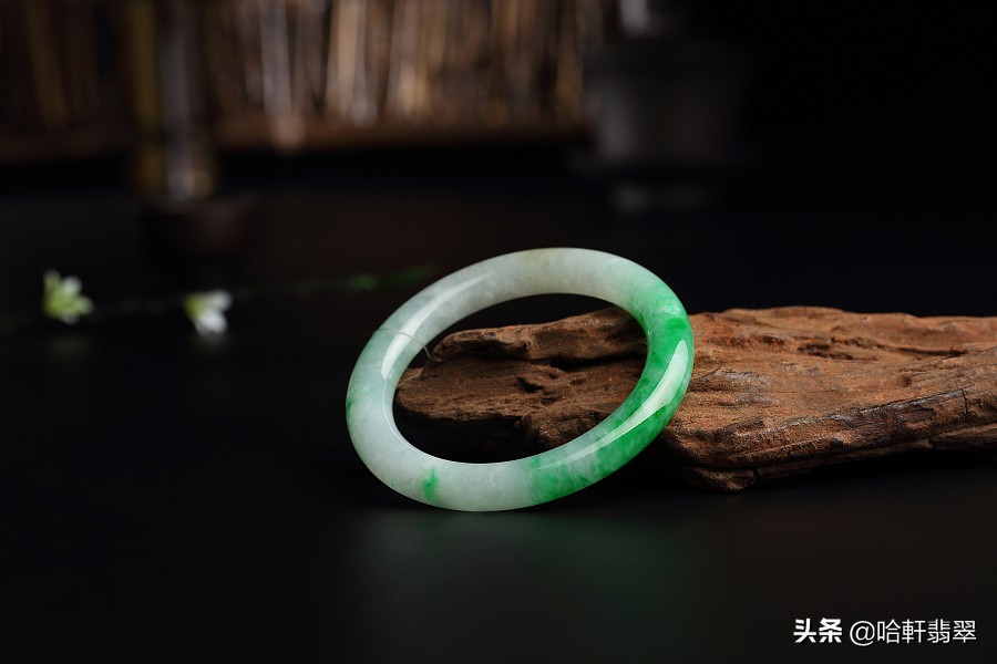 和田玉和翡翠哪个好变现,如何把好的高端的翡翠卖出去