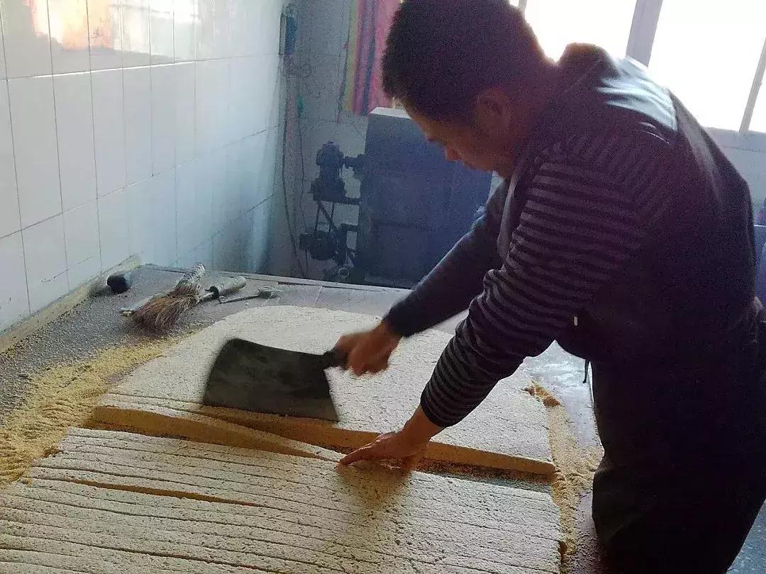 琼锅糖是陕西的吗,陕西琼锅糖是什么油做的