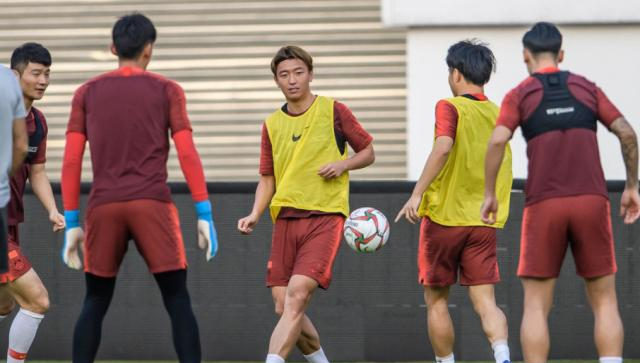 国足生死战里皮再摆昏阵,国足郑智生死战