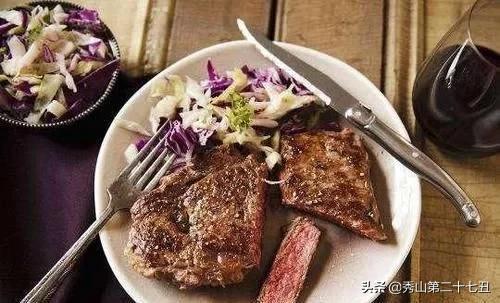 一人吃牛排想去厕所怎么办？刀叉摆对了，服务员看懂不会收走