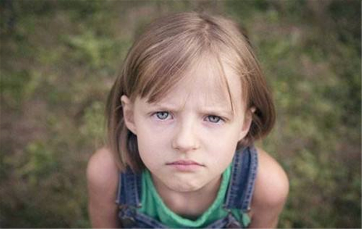 面对孩子的哭闹爸妈的正确做法,面对孩子哭闹家长正确的解决方法