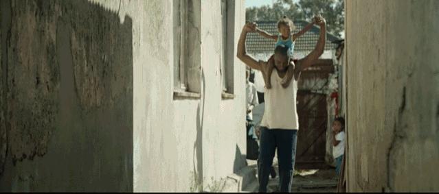 一名34岁男子跳水救人牺牲,游泳馆众人抢救溺水青年