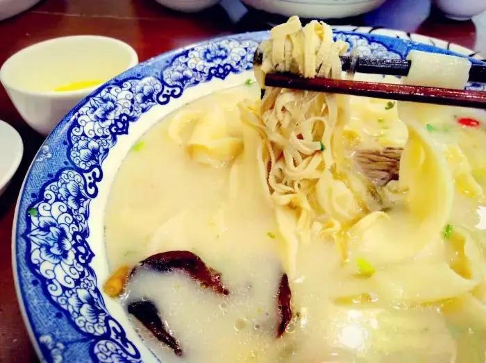 河南郑州正宗烩面在哪个位置,安阳郑州四厂烩面哪一家好吃