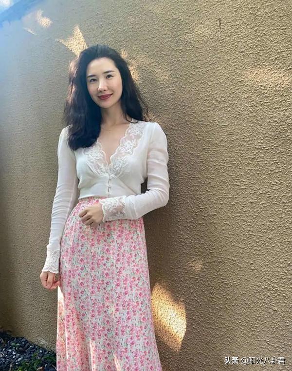 张大奕恶心原配？做与总裁夫人同款上衣，配字：高段位撩人于无形