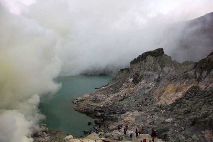 沐浴硫磺，追寻蓝火——印尼宜珍火山