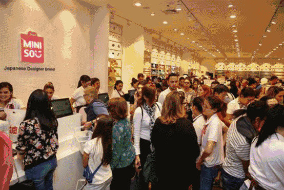 一个杯子年赚千万!6年开店3500家,十元店火到非洲,逆袭上市