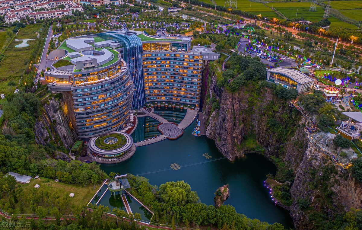 世界十大酒店建筑奇迹,十大建筑奇迹深坑酒店