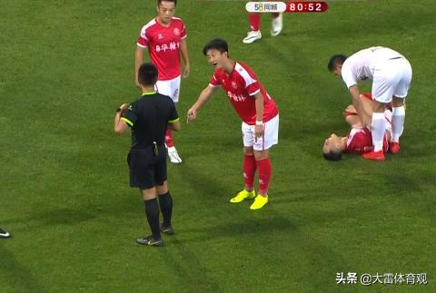 中甲赛场又见功夫足球，一记扫堂腿只得黄牌一张