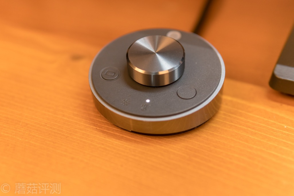 明基screenbar屏幕挂灯效果,明基显示器屏幕挂灯