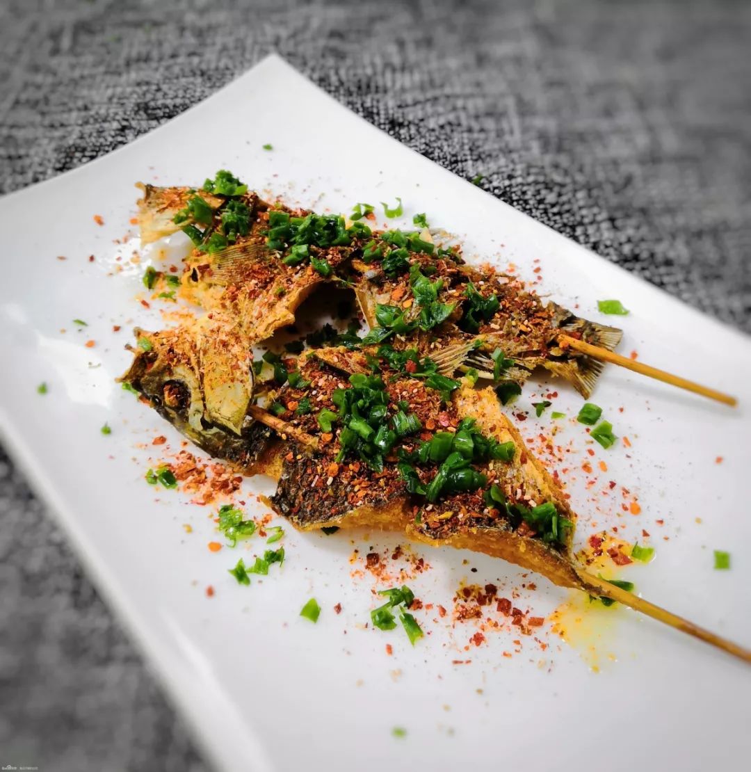 特色烤鱼一鱼两吃,一鱼两吃的烤鱼