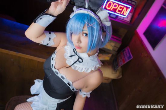 上围塞满整个衣服肉感十足的日本萌系小姐姐