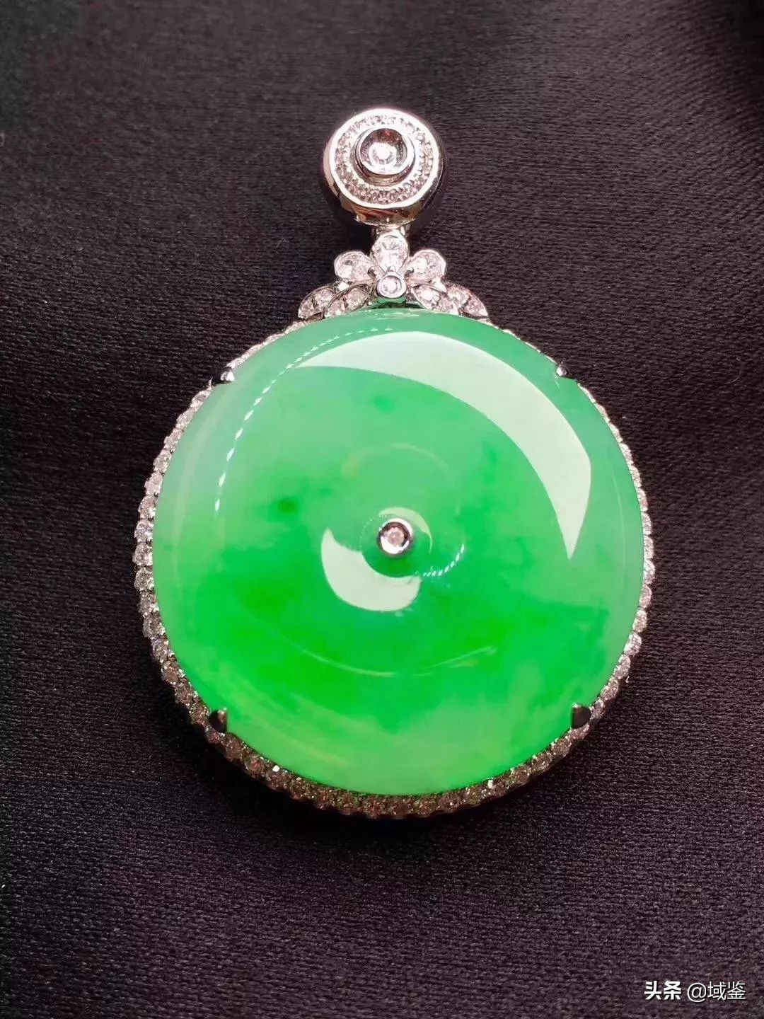 翡翠湖水绿与湖水蓝是什么颜色,翡翠老坑绿是什么颜色