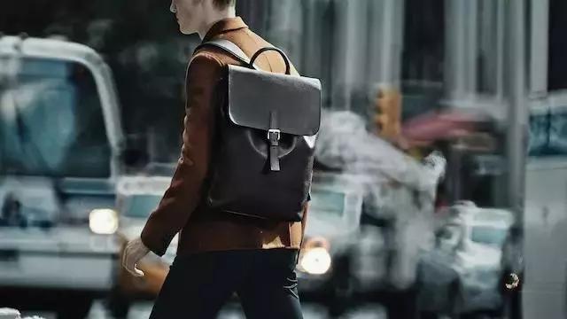 型男出街必备：刀割不入、风雨不侵，这款硬核背包丢大街都偷不走