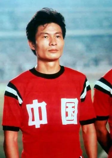 前国脚曝16年前花20万能进国足,18年巴西球迷扔杂物砸大巴