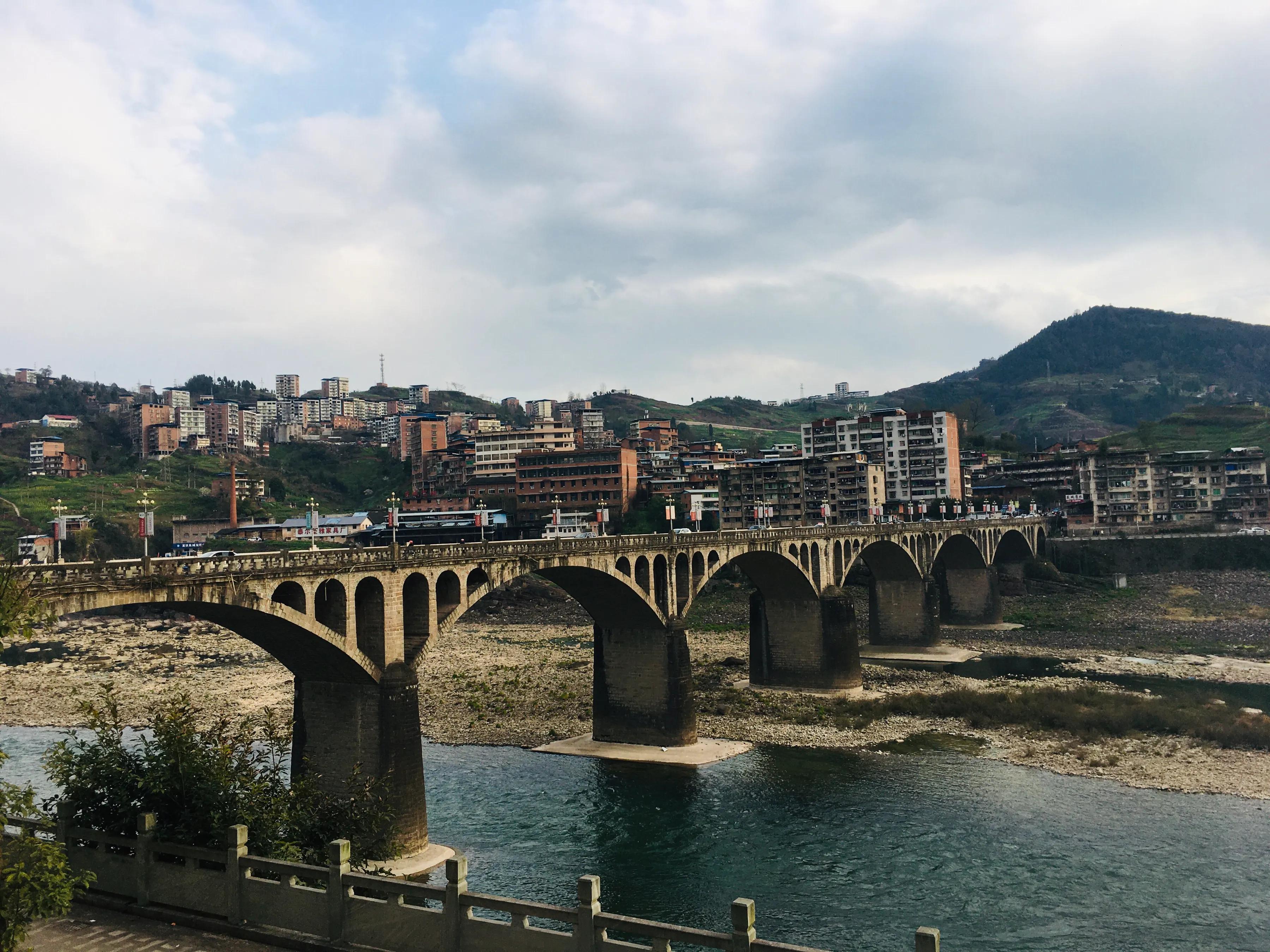 四川鸡鸣三省大峡谷,巴山峡谷荡秋千视频