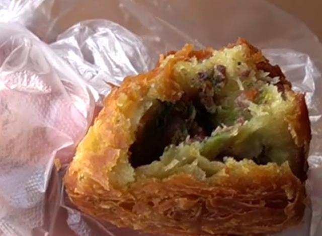 大叔卖传统小吃20年只涨过一次价,河南大叔卖地方小吃每天做300