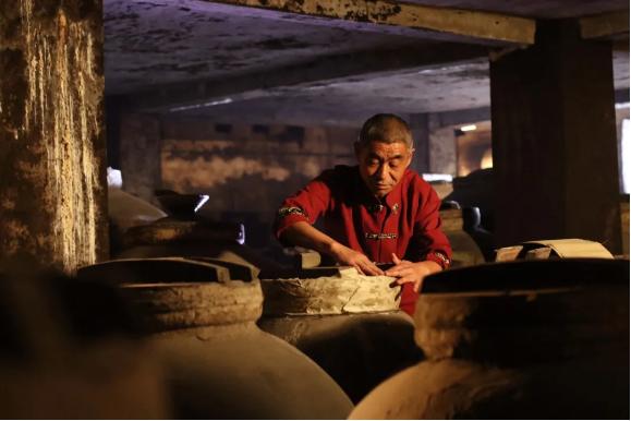 安徽低调企业家，通过消除大锅饭模式实现逆转，靠生产白酒赚60亿