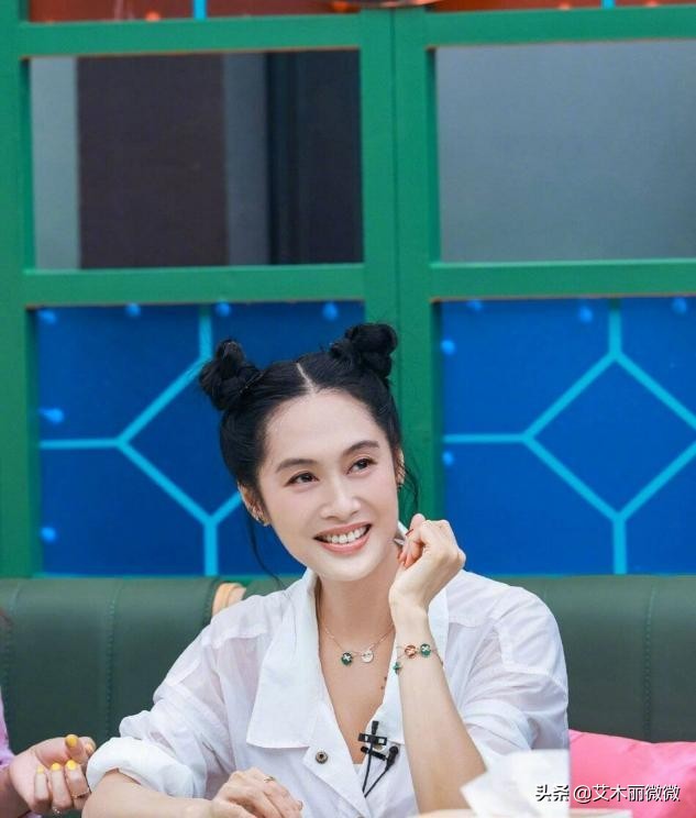 朱茵短发造型御姐范十足,朱茵穿黑色高垫肩流苏裙知性优雅