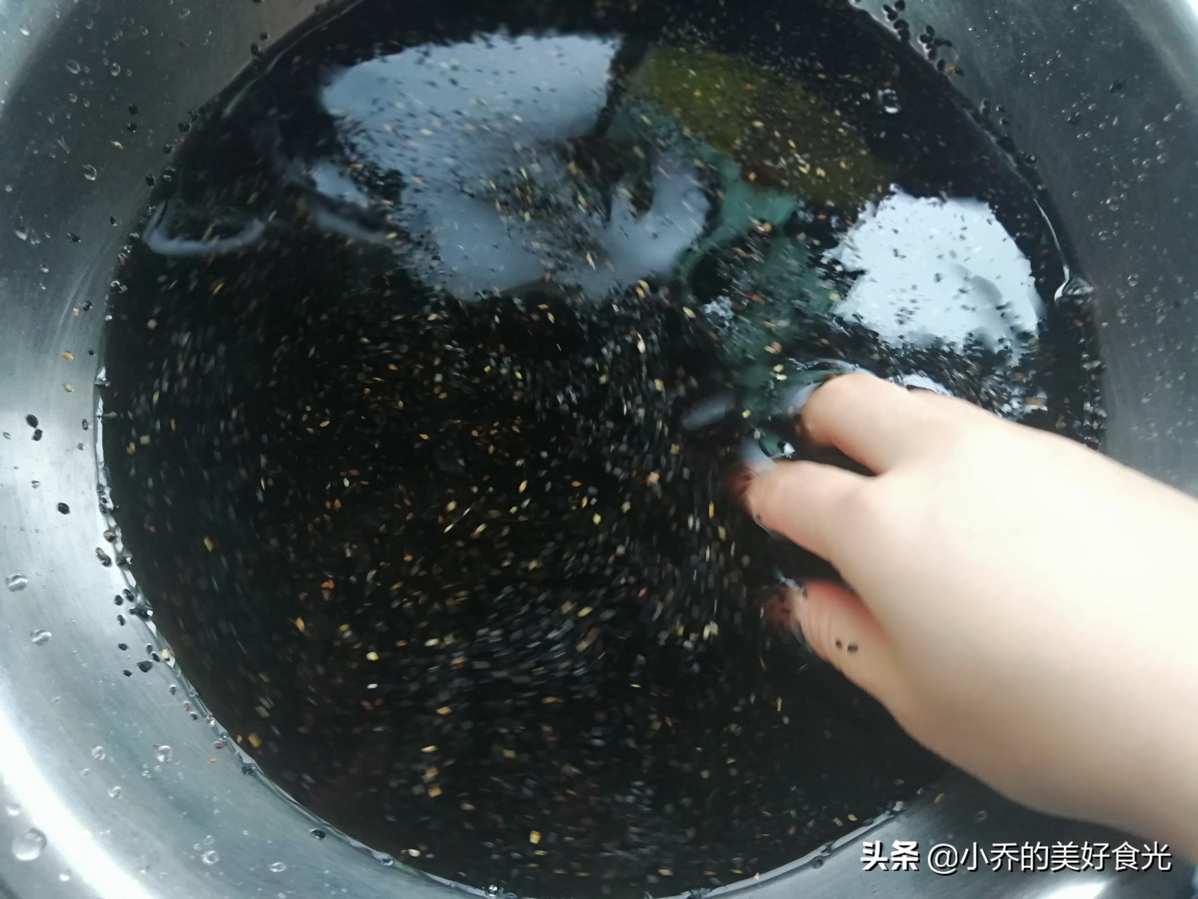 芝麻里的泥沙怎么洗才干净,清洗芝麻小窍门