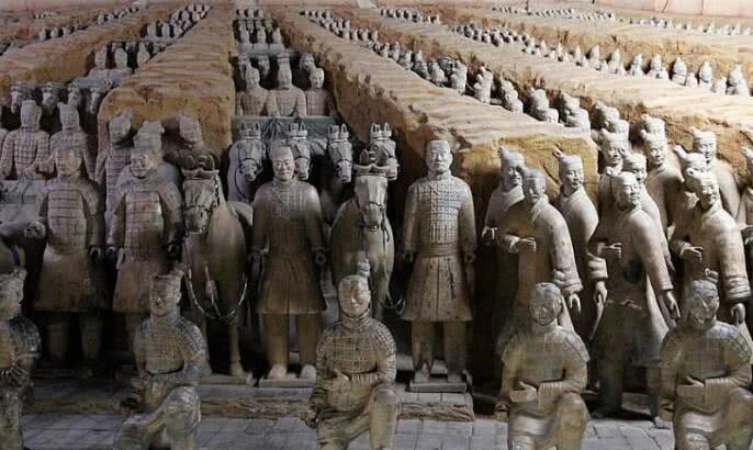 刚出土的兵马俑里有尸体,兵马俑出土时发生的诡异事件