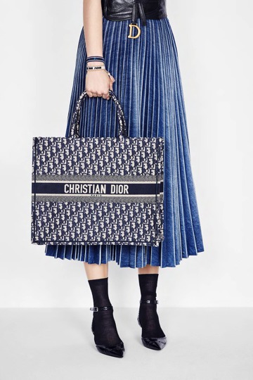 Dior发布迷你BookTote手袋:超迷你尺寸托特包