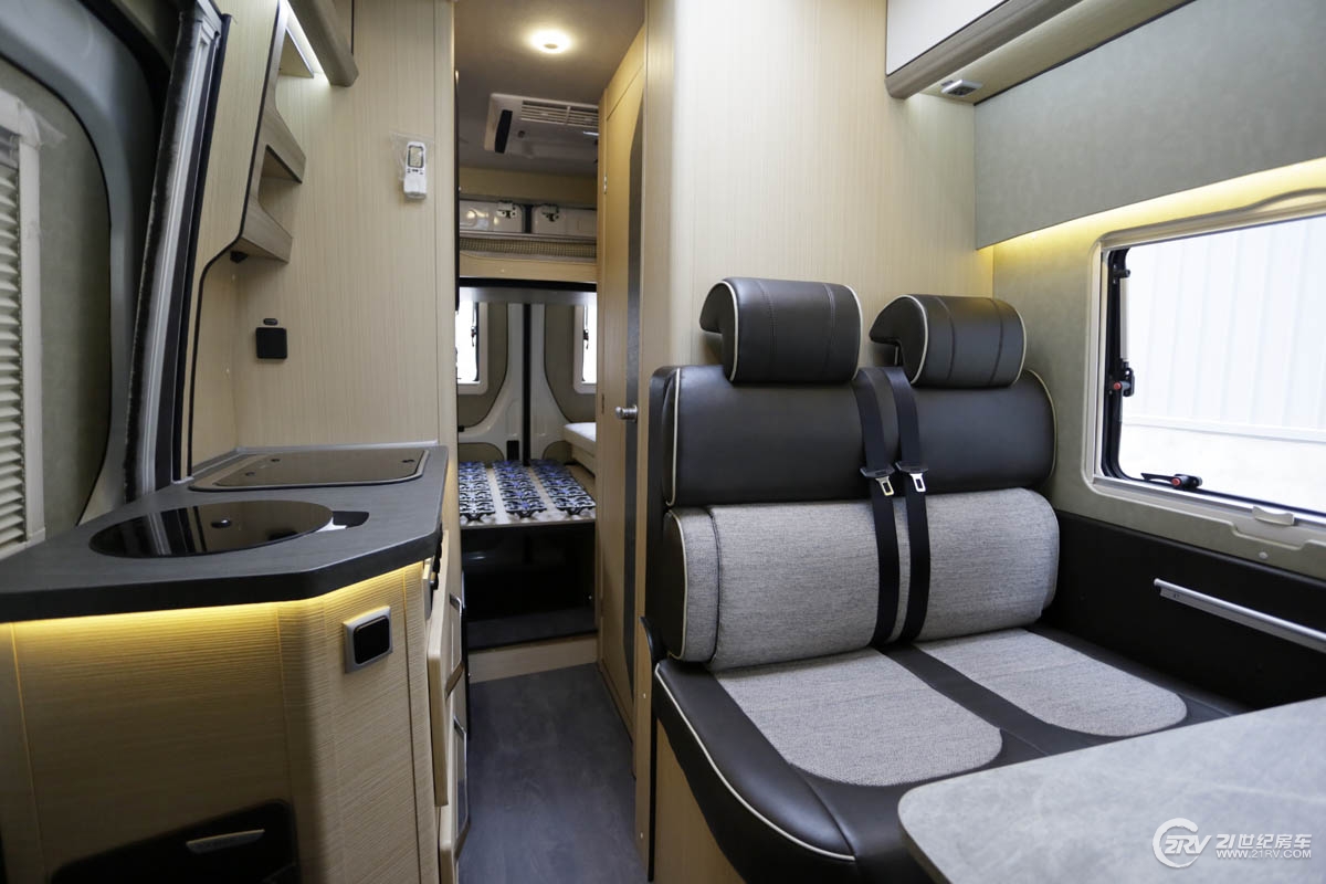 25万大通v90七座,大通v90自动挡5.95米长轴高顶房车