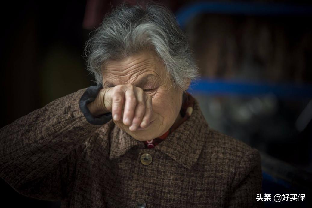 大妈买保险被坑惨了,保险催缴保费