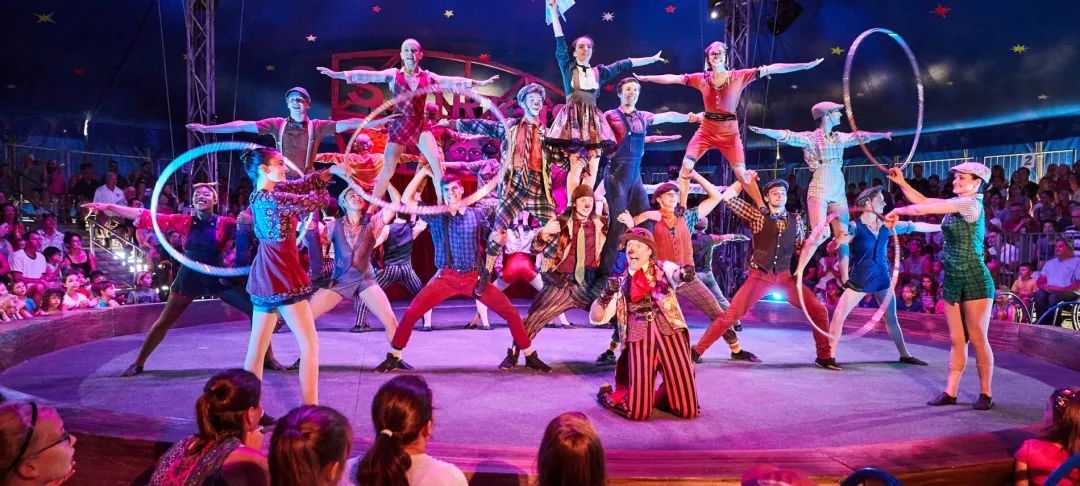 硬币明明在杯子外面,硬币在杯子上旋转