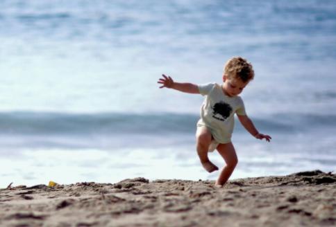 宝宝光脚需要穿袜子吗,小孩光脚和穿袜子哪个好