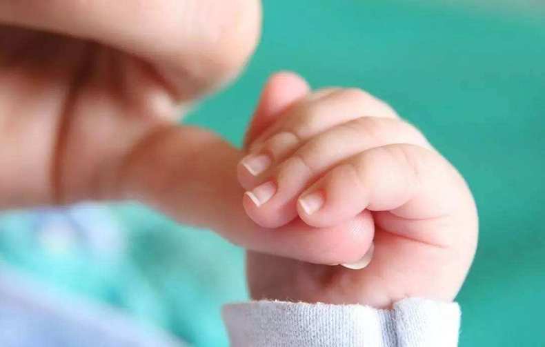 宝宝长奶癣妈妈该注意什么,宝宝长奶癣用什么药