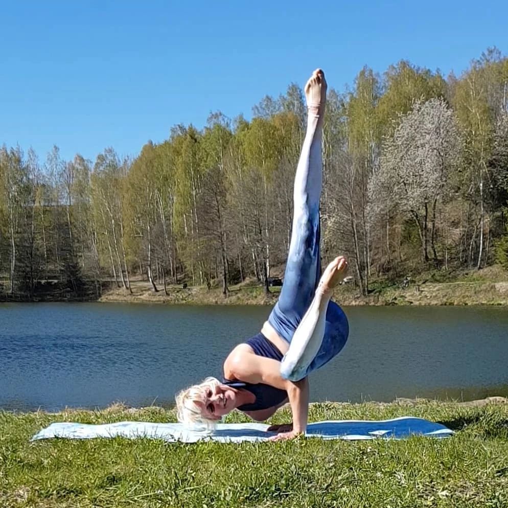 赵雅芝黑色裙穿搭,赵雅芝黑色大衣内搭