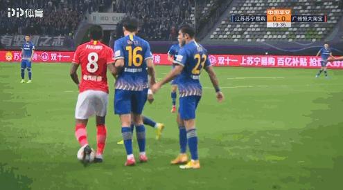 韦世豪锁喉染黄引争议！决赛爆发冲突上演全武行，球迷：应该红牌