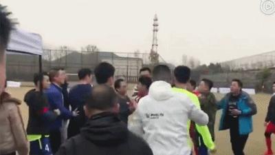 飞踢挨揍视频,足球暴力斗殴事件记录