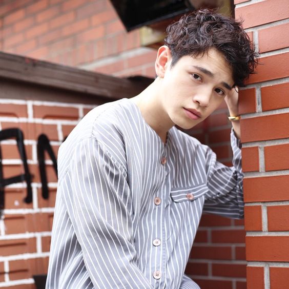 男生发质细软扁塌油腻自然卷发型,男生卷发造型中长发圆脸