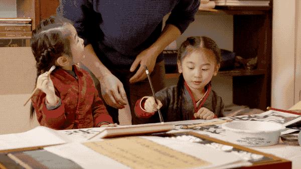 女儿奴的最高境界！这三个爸爸把女儿画进画里，美哭了......