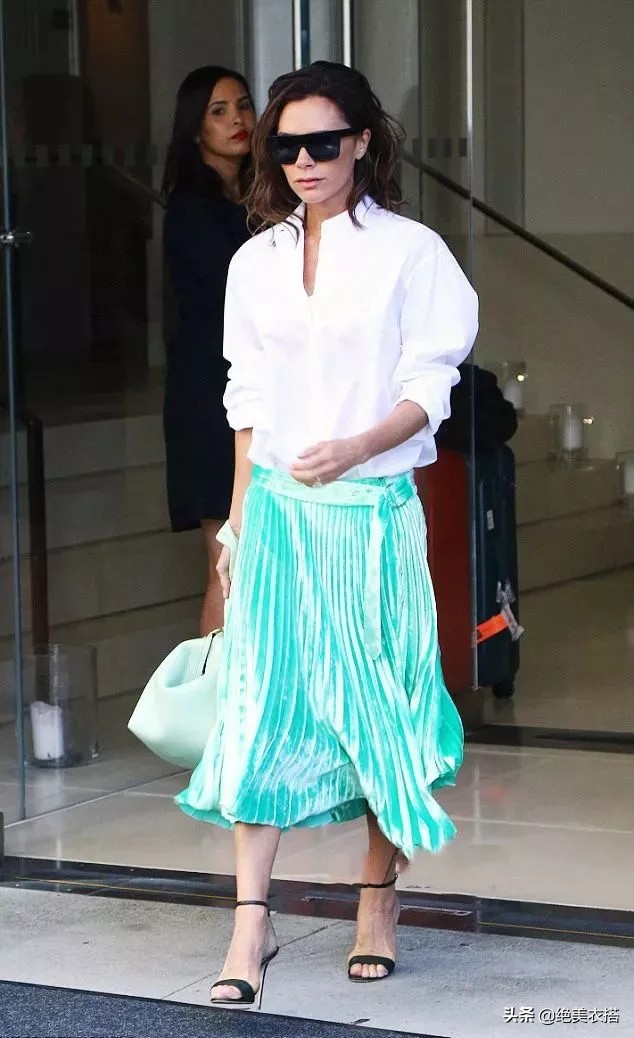 讲解连衣裙的穿搭,连衣裙怎样穿才显得更高级呢