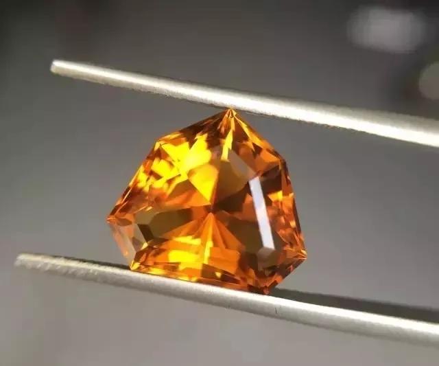 一个托帕石，被“丧心病狂”地砍了1000刀！！光泽却如烟火般闪耀