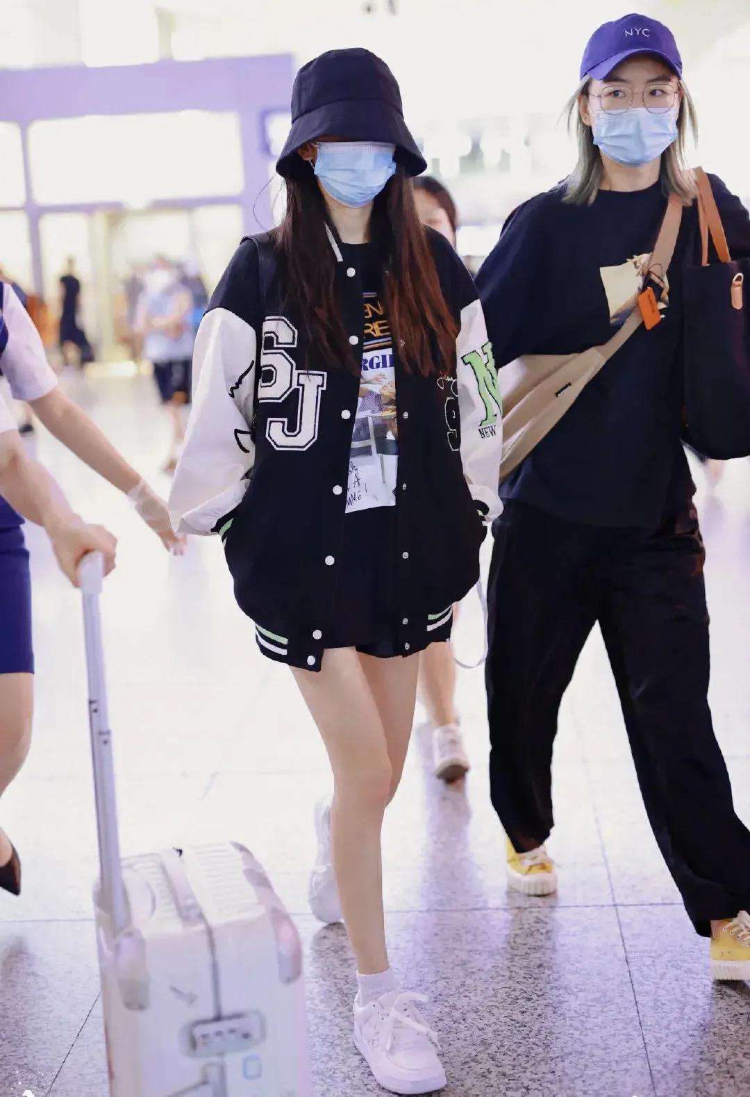 杨幂穿连体短裤时尚大片,杨幂现身粉色风衣配短裤