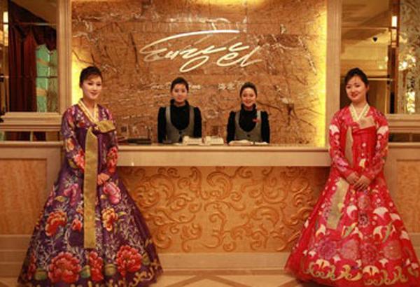 朝鲜美女背的名牌包包,朝鲜人喜欢手提包