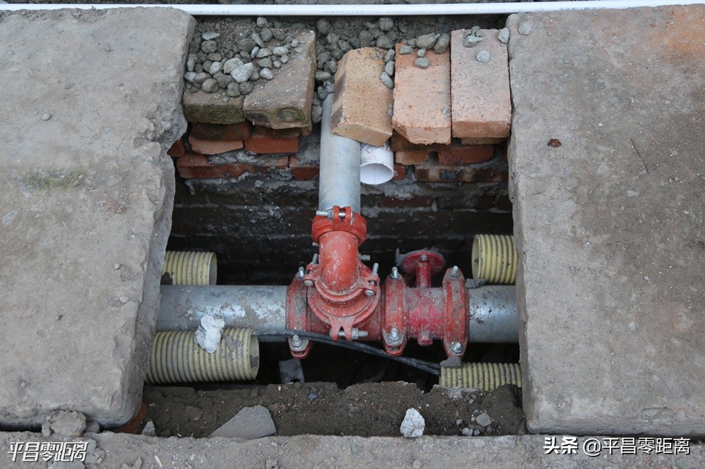 老旧小区加装外挂电梯的弊大于利,带平台的老旧小区怎么加装电梯